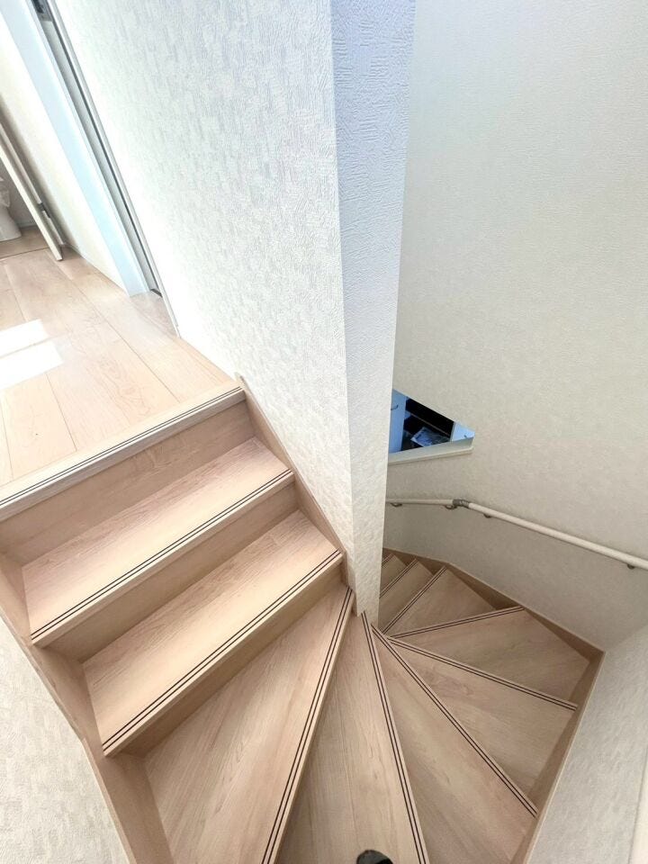 小さなお子様がいる方にオススメの廻り階段
嬉しいポイント、手すり付き!
帰宅後すぐに荷物を置きに行けます!