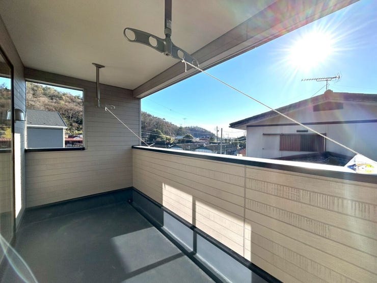 建物内にあるインナーバルコニー!
突然の雨も心配いりません♪
柔らかい日差しが心地良いですね…☆