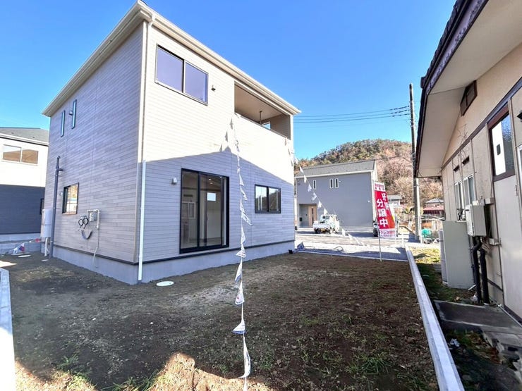 広々とした庭スペースは、ガーデニングやお子様の遊び場など、様々な用途に使えそうです。新しい生活の夢が広がる空間ですね!