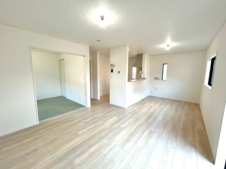 人気の対面式キッチンは、開放感があり、リビングにいる家族との会話を楽しみながら料理ができます☆