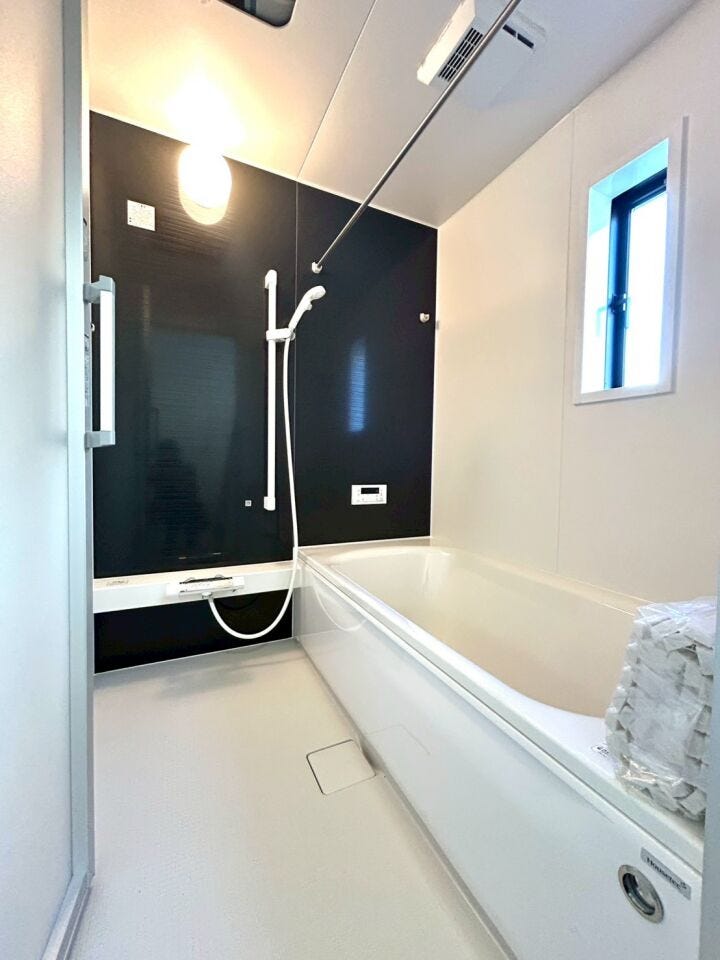 お風呂は癒しの空間♪
日々の疲れは、お湯に溶かしましょう!
手足を伸ばせる広々バス♪