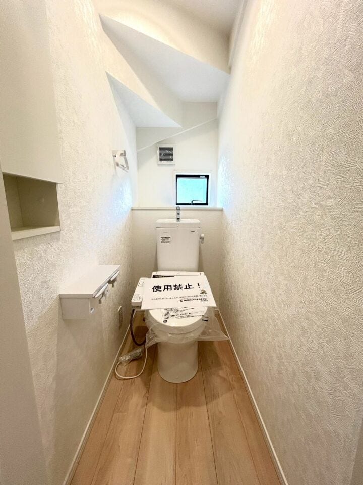 ついつい長居してしまうトイレ
人はなぜ狭い場所にいると落ち着いてしまうんでしょう…
温水洗浄便座付きです!