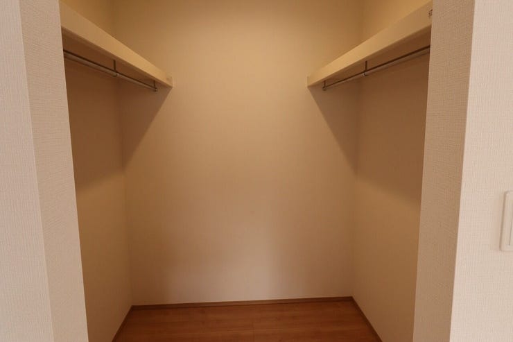 【2階☆洋室7帖】
両サイド洋服掛をけられる収納力あるウオークインクローゼット☆