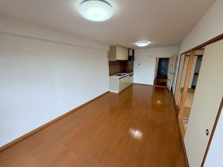 光沢のある床はパッと見て部屋全体を明るく広く見せ、汚れも目立ちにくく掃除がしやすいです♪