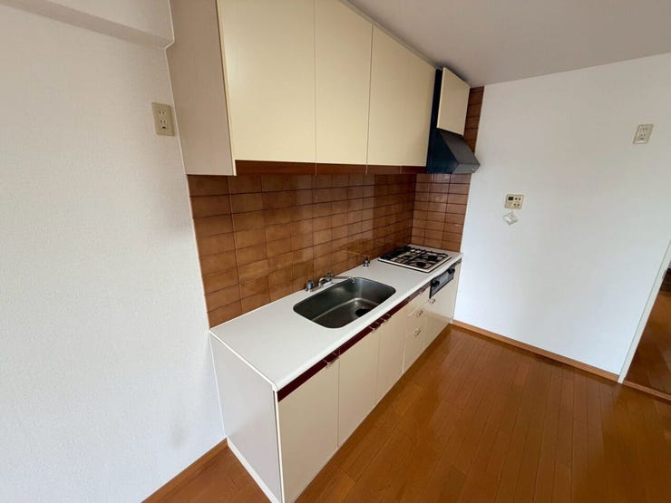 アクセントクロスがフォーカルポイントとなり、おしゃれな印象のキッチンになっています♪