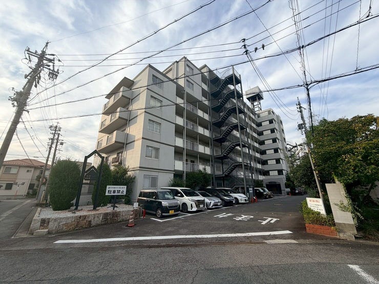 駐車場空き有の地上8階建てのマンション!