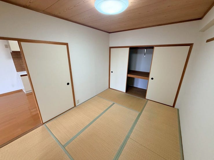 和室は畳の柔らかな感触や木の香りが心地よく、リラックスできる空間を作り出します♪