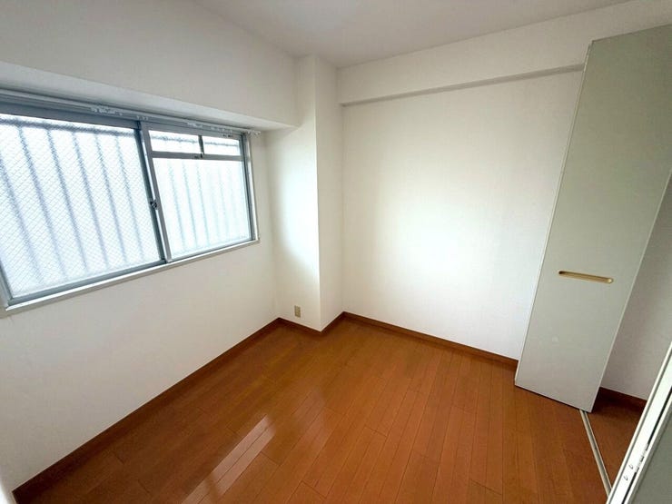 コンパクトなデスクとチェアを置いて、自宅での作業や勉強のための集中スペースとしても活用できます!