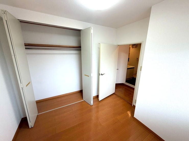 扉付きのクローゼットは中を隠せるため、生活感を抑えた洗練された印象を保ちやすいです!