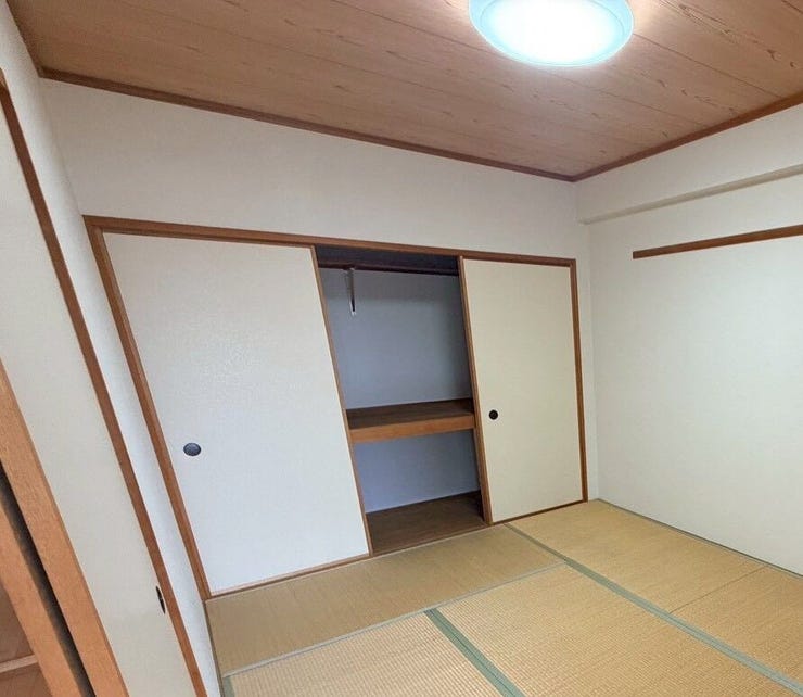 深さと幅があるため、布団や季節物の衣類、大型の道具などを一度に多く収納することが可能です!