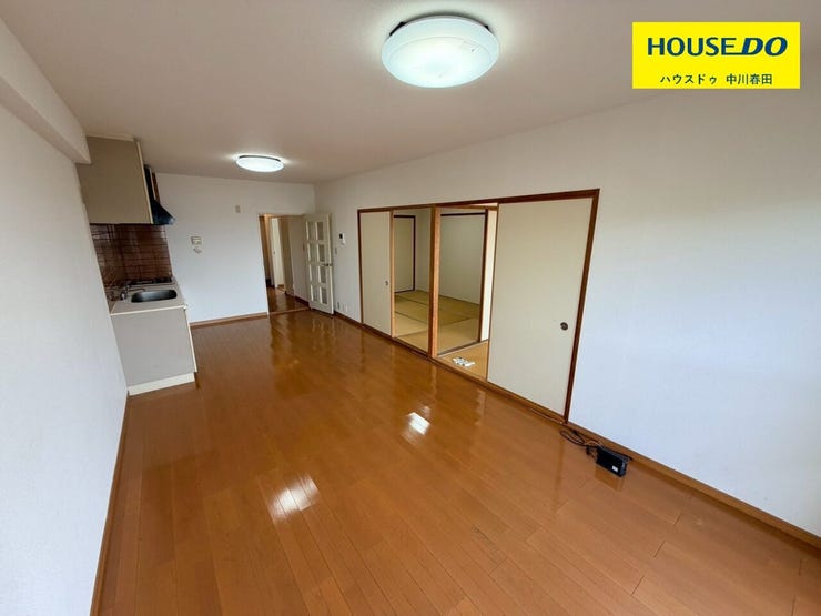 【リビング】
縦長のLDKはどこにいても空間全体が見渡しやすく、室内の様子をひと目で把握できるため、小さなお子様がいるご家庭でも安心です!