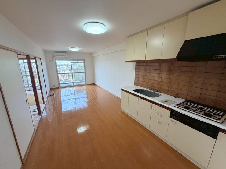 大きな窓から光が入りお部屋全体が明るくなるため、日中は電気代の節約にもなります♪