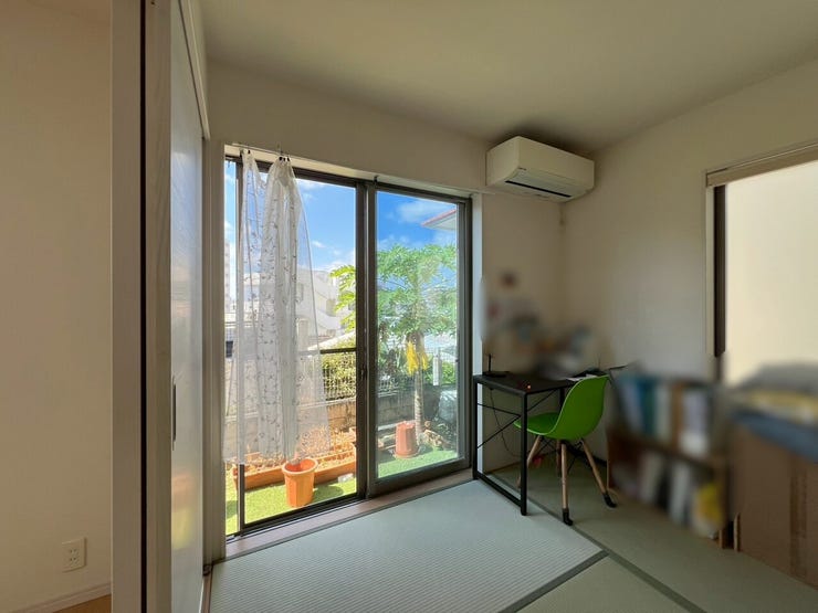 明るい自然光が差し込む6帖の和室。