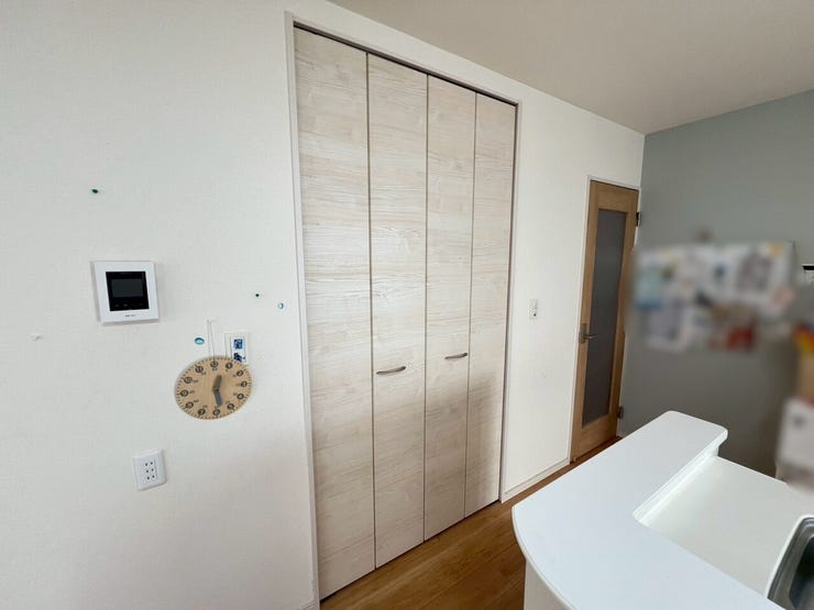 キッチン横に便利な収納スペース。