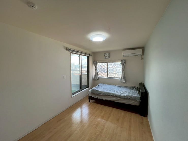 洋室8.2帖。二面に窓があり、明るく風通しの良いお部屋です。