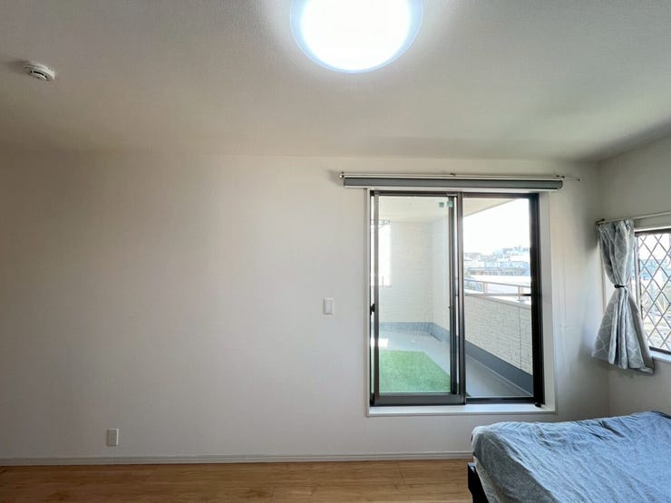 洋室8.2帖。バルコニーに面していて、陽射しと風を感じられるお部屋です