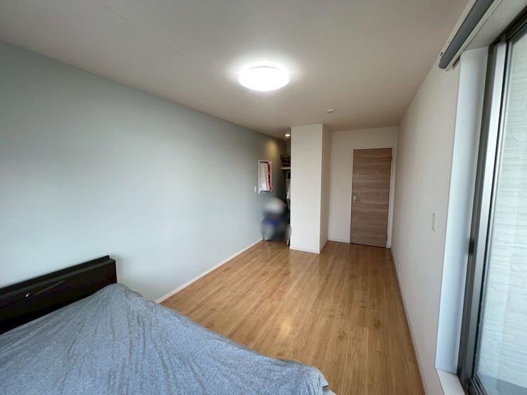 洋室8.2帖。ウォークインクローゼットがあり、お部屋をすっきり使えます。