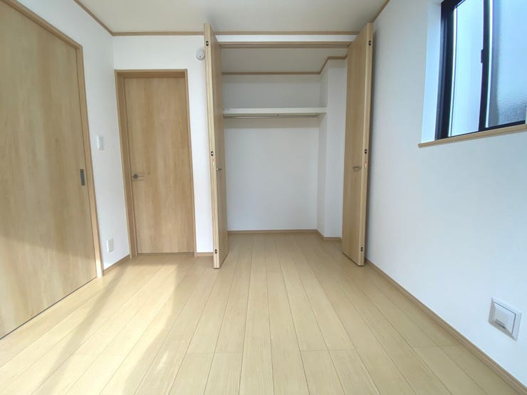 5.25帖の洋室。便利で嬉しいクローゼットを完備しております。