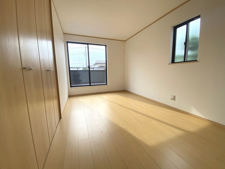 7.5帖の洋室。南向きで明るい空間です。全室フローリングでお部屋のお掃除が楽々!