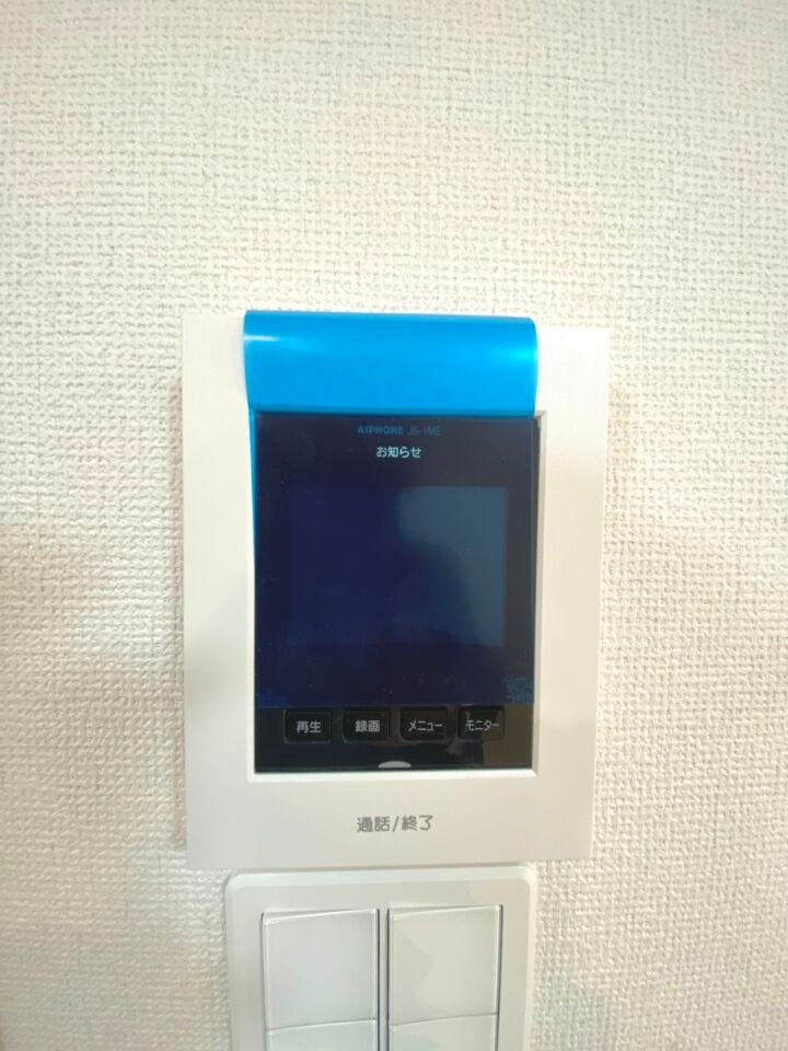 モニター付きインターホンで来訪者の顔が確認できるので安心です。