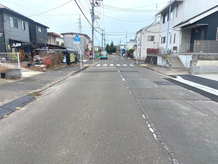 前面道路幅員約10mで駐車や車のすれ違いもスムーズです。