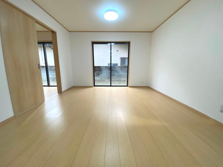 16帖のリビング。ご家族が集まりやすいよう、洋室や洗面室が隣接した間取りとなっております。