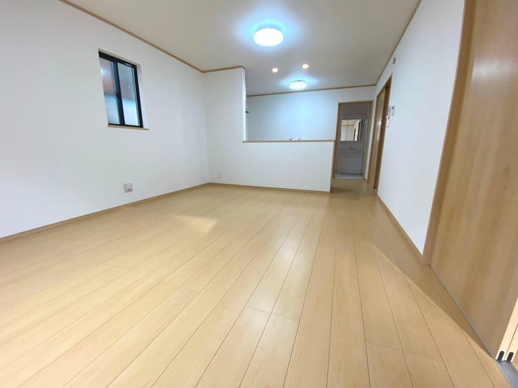 16帖のリビング。リビング全体を見渡せる対面式キッチンを完備しております。