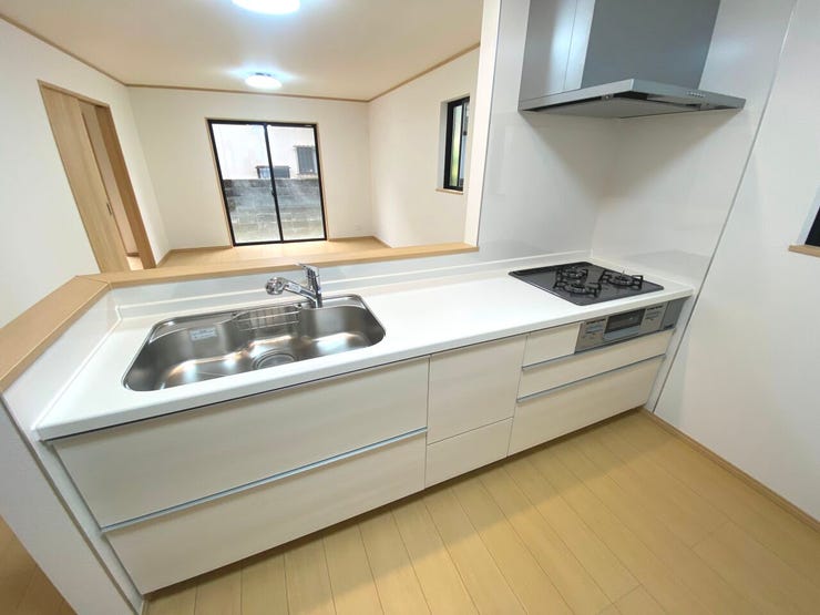 お料理中もご家族と会話を楽しめる対面式のシステムキッチン。