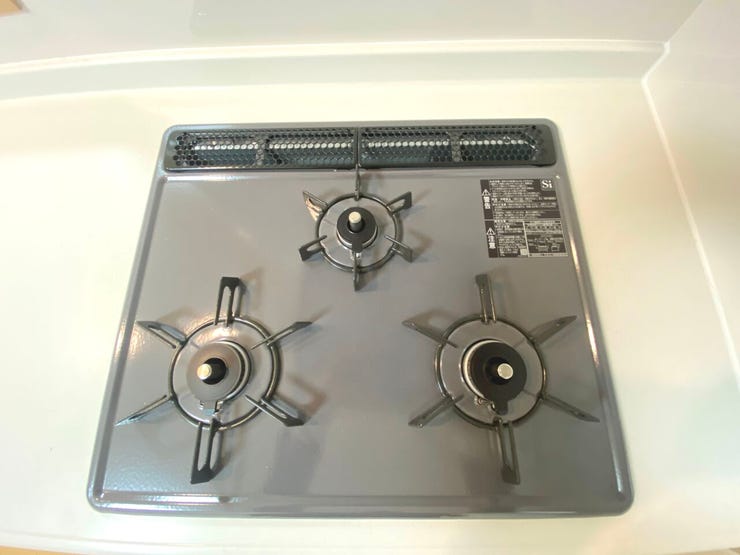 同時調理が可能な三口コンロ。グリル付きでお料理の幅が広がります。