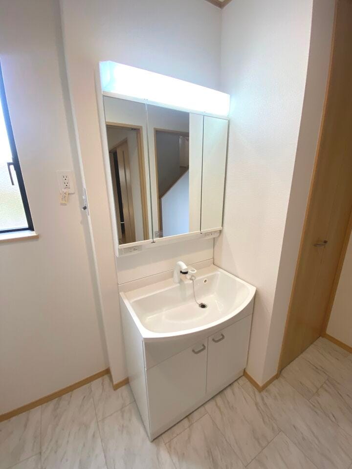 収納豊富な三面鏡の洗面化粧台。シャワー機能付きで衣類の手洗いや洗髪にも活躍します!