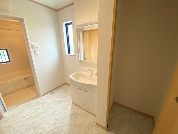 洗面室には収納スペースもございます。リネン類の保管や洗剤などの収納に便利ですね。