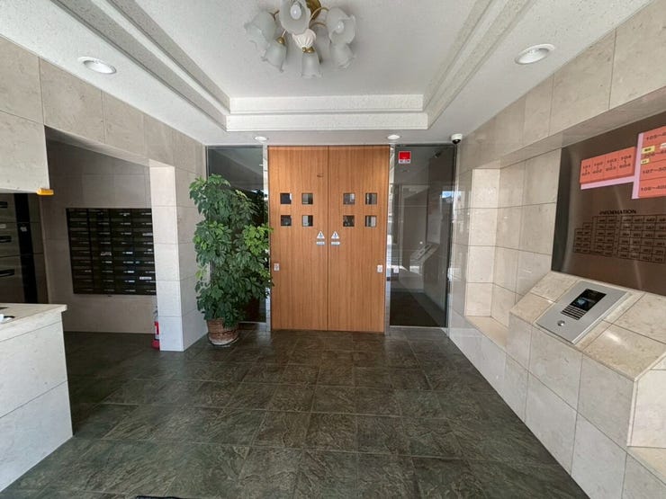 オートロック付きのエントランスです。
清掃が行き届いており、明るい壁材・シックな床材でメリハリのあるデザイン!