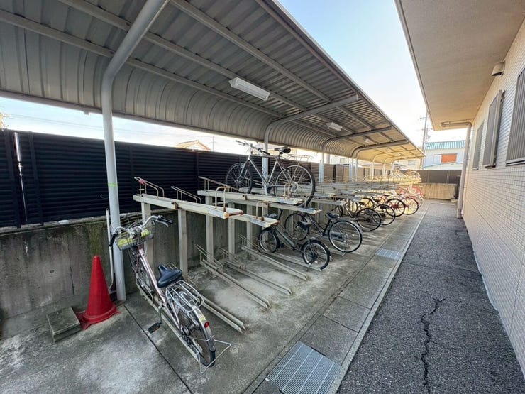 駐輪場です。
オートバイ:500円(月額)
自転車:上段500円、下段200円(月額)