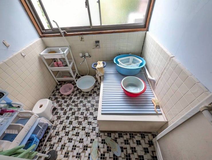 独立洗面台の横に浴室