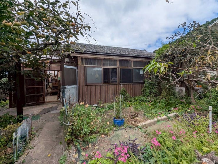 【外観】
広い庭から見た外観。