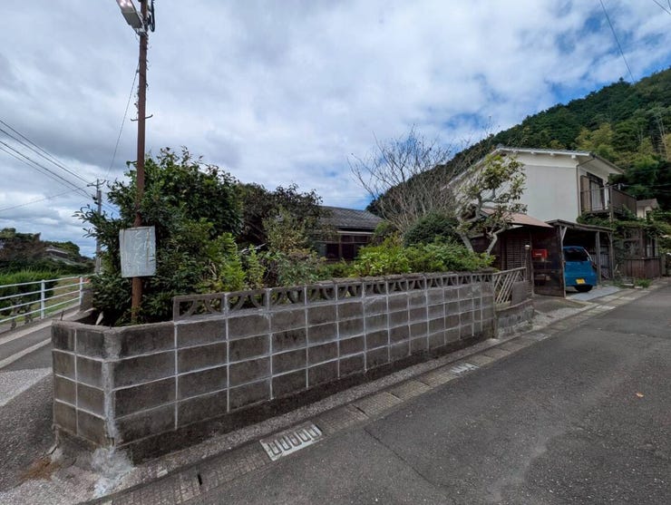 公道から見た敷地全体