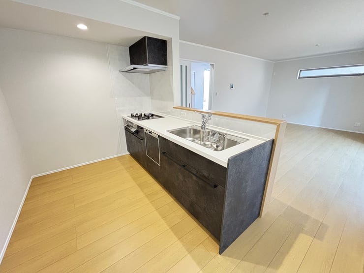 対面式キッチンは調理中もコミュニケーションが取りやすく、リビングに居る家族との会話も楽しめます!