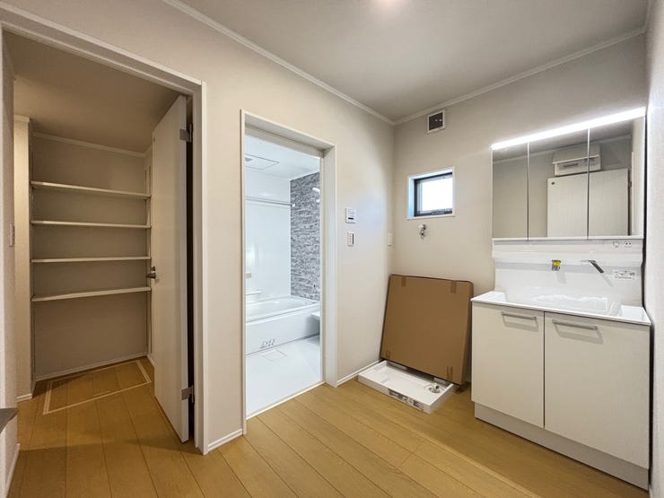 シャンプドレッサー完備の洗面台!朝の仕度時間を軽減してくれます!朝の忙しい時間に嬉しい設備です!