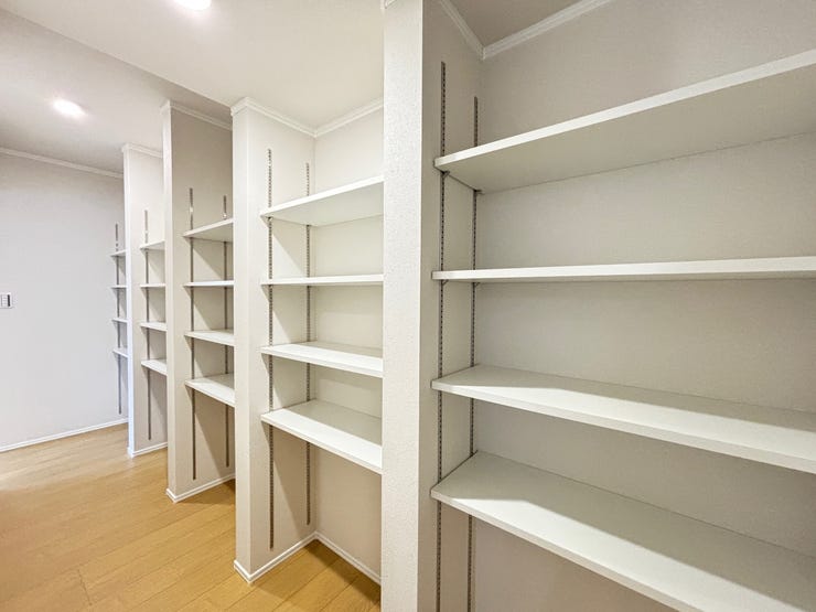 キッチンの裏を通り、洗面室へ続く広いパントリー!
この物件の推しポイントです!