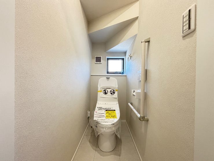 階段下のスペースを上手く利用したトイレです。