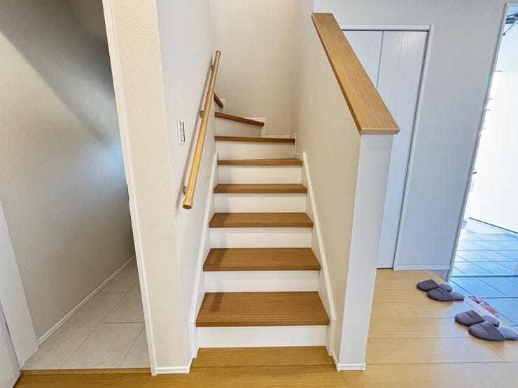 手すり付きの階段は、ご年配の方にも安心です!