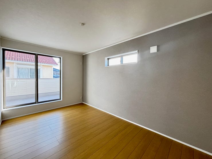 カラークロスがおしゃれな洋室です♪