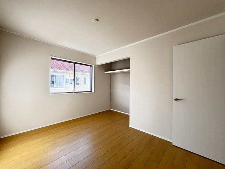 オープンクローゼットで湿気のこもらない収納となっております。