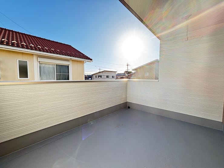 広々としたバルコニーは、お布団などの大きな物も干しやすいのが嬉しいですね!