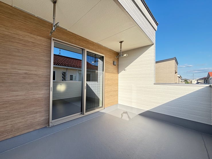 陽当り良好なバルコニーは、お洗濯ものがカラッと乾くのが嬉しいですね!