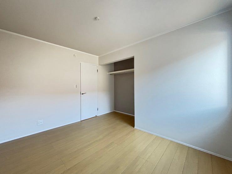 オープン収納は折戸の収納よりも湿気がこもらず、経年後の折戸のメンテナンスも不要です。