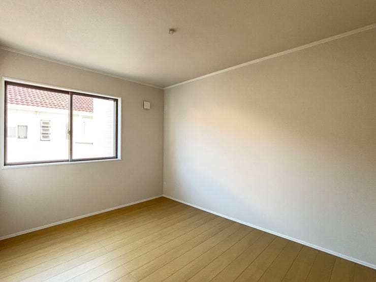 自然光が入る温かみのある洋室は、ゆったりと自分の時間を過ごすのにも最適ですね!