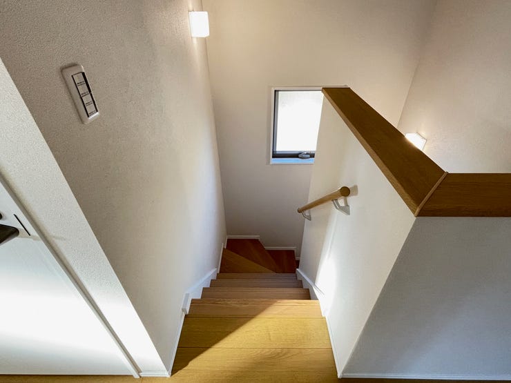 手すり付きの階段は、ご年配の方にも安心です!