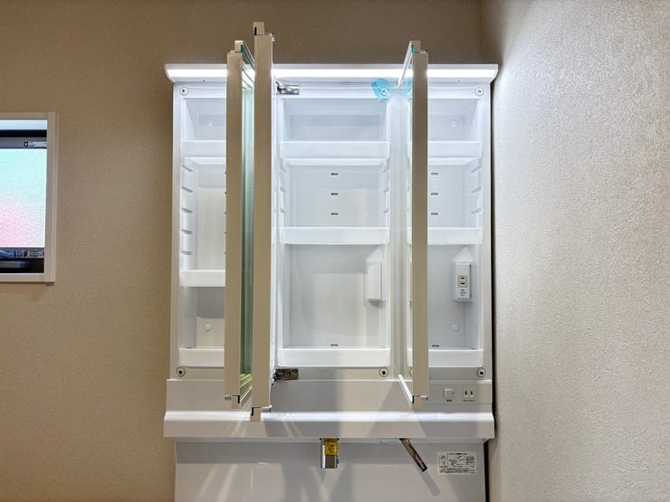 三面鏡の内側に収納完備!身支度に使うものがたっぷりと収納可能!朝の忙しい準備時も大変に便利です!