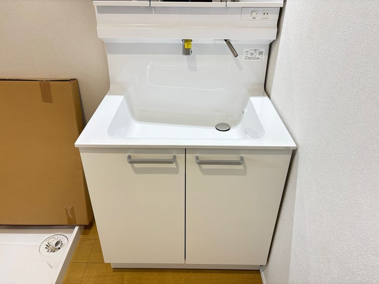 お掃除しやすく、お洗濯の予洗いもしやすい広い洗面台です。